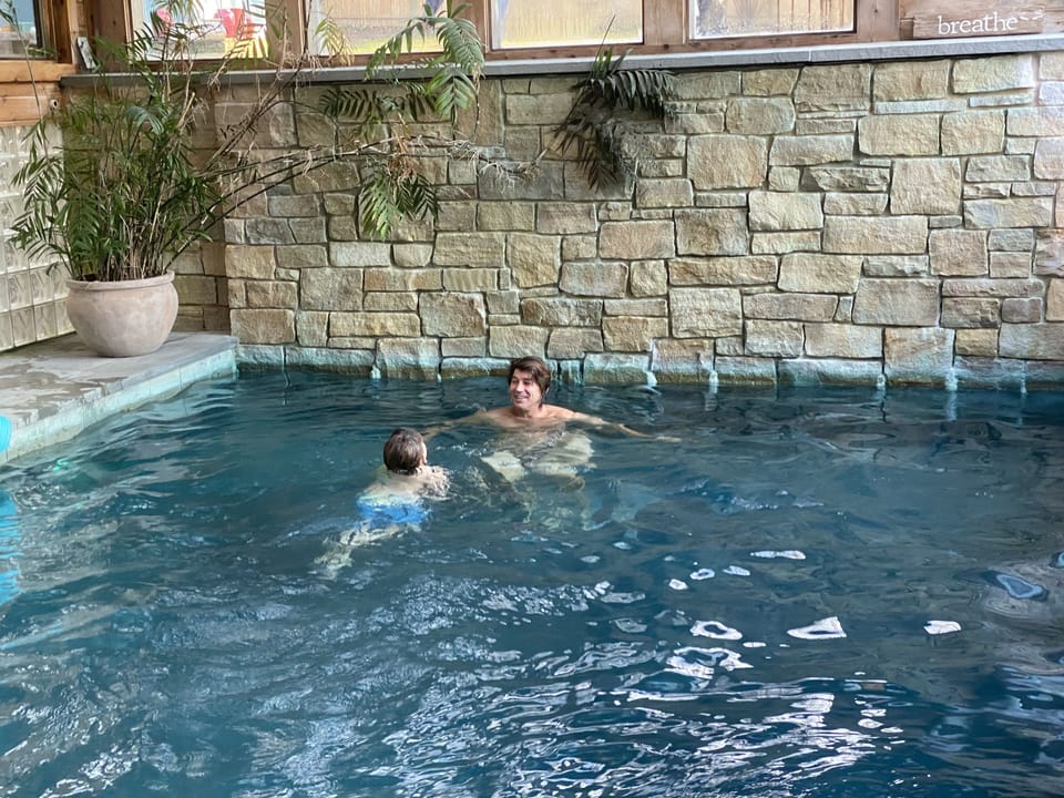 The pool is kid friendly. Parental supervision is required. No glass please 🙏