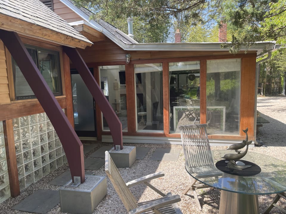 Front Entrance and outdoor table 