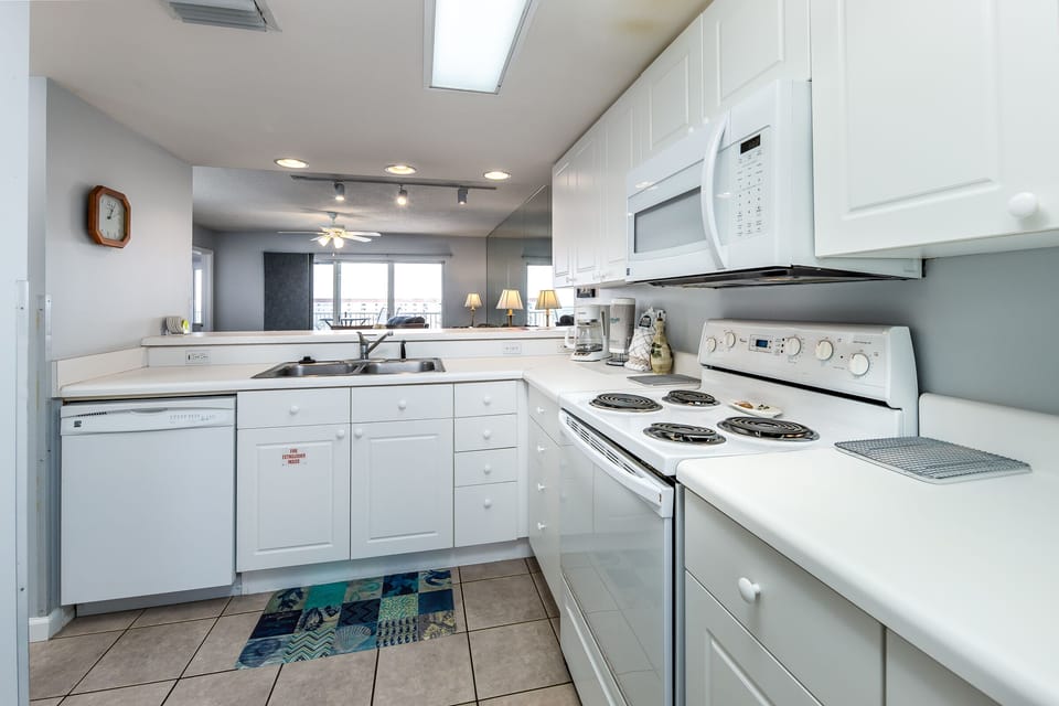 Kitchen - This elegant kitchen is equipped for all your cooking needs!