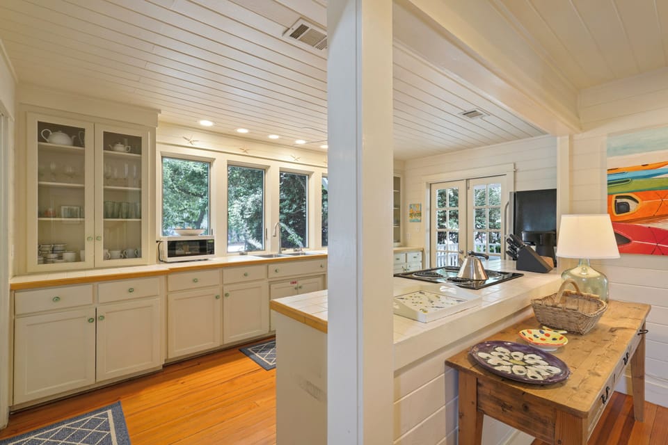 FULLY EQUIPPED KITCHEN ON FIRST LEVEL