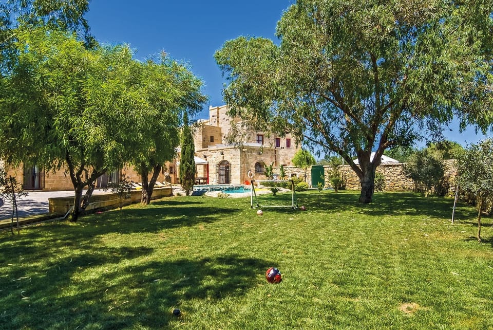Chateau Pool 10