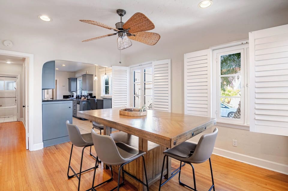 Dining Area going into the Kitchen 