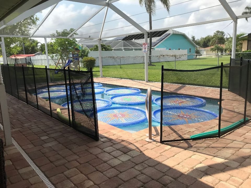 Safety gate can be used or removed.