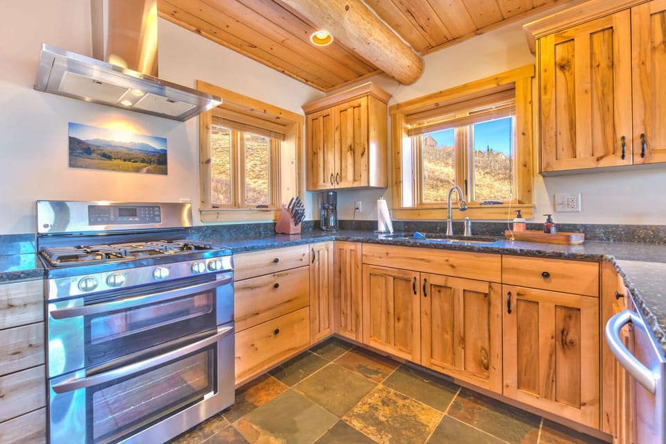 Kitchen/Gas Stove
