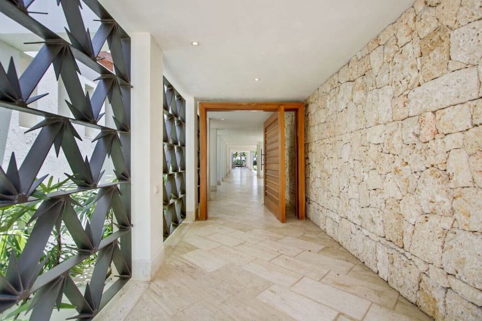Las Palmas 22: entrance and front door