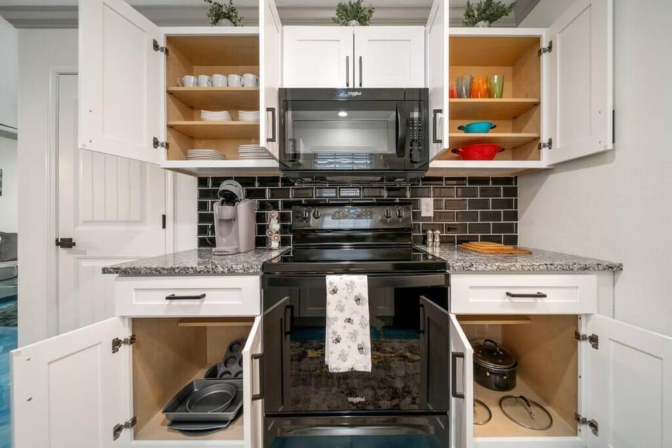 Fully Equip Kitchen (2)