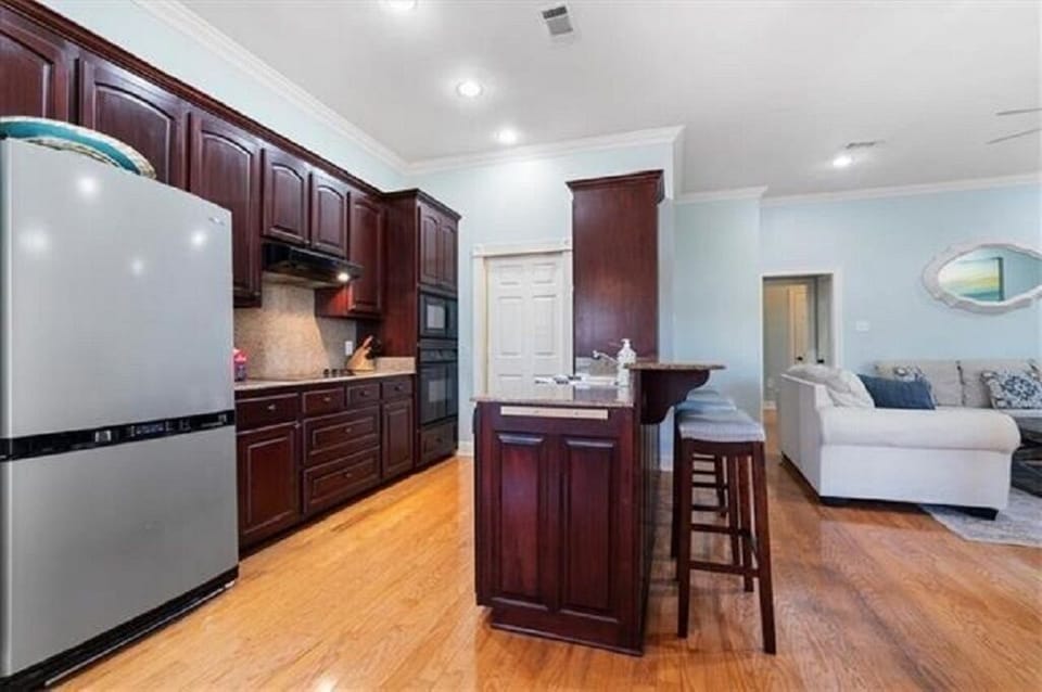 Full suite kitchen (refrigerator, electric cooktop, microwave & oven)