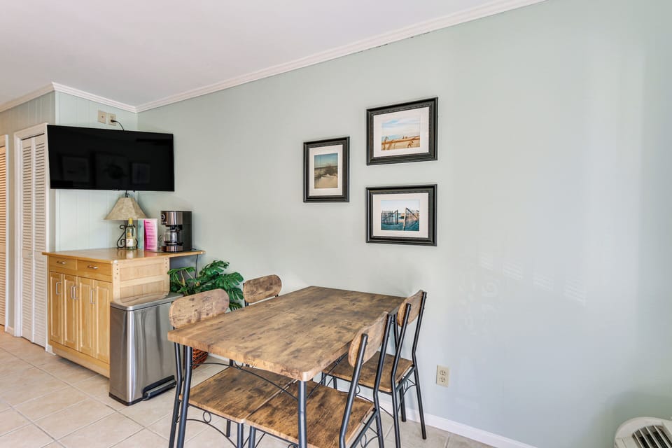 Dining Area | Dishes & Flatware Provided