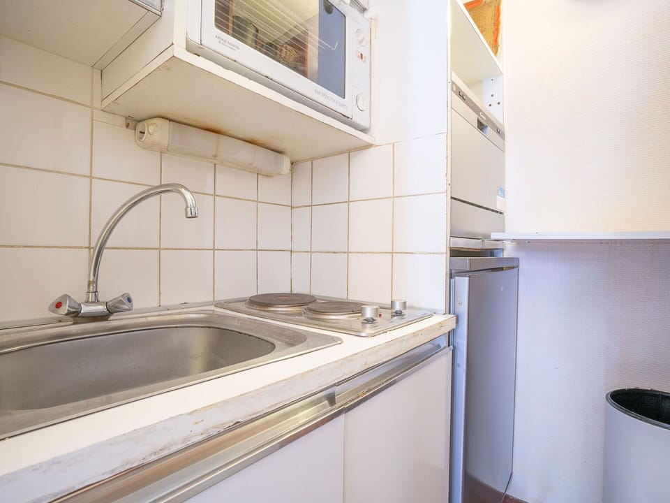Kitchen Sink, Tap, Property, Sink, Cabinetry, Plumbing Fixture, Countertop, Building, Kitchen, Interior Design