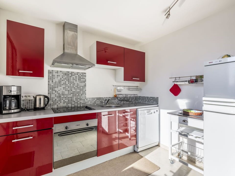 Cabinetry, Countertop, Property, Kitchen Stove, Building, Kitchen, Tap, Kitchen Appliance, Interior Design, Stove