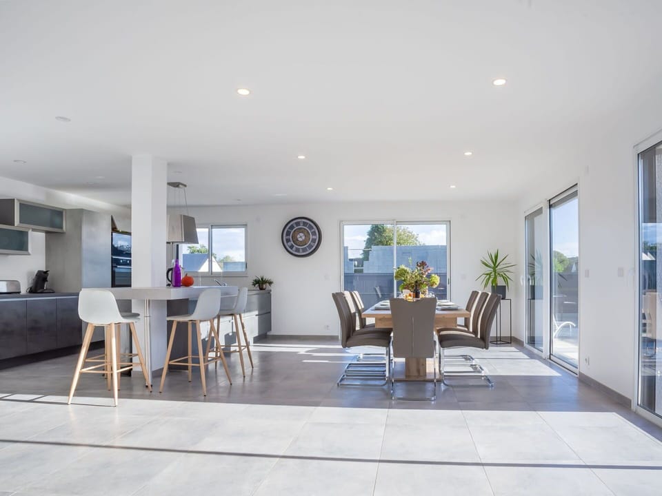 Table, Property, Cabinetry, Building, Dishware, Wood, Countertop, Interior Design, Tableware, Kitchen Appliance