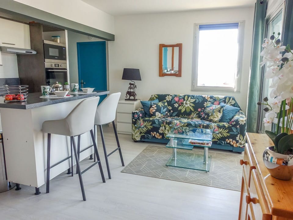 Table, Property, Furniture, Picture Frame, Couch, Plant, Building, Houseplant, Interior Design