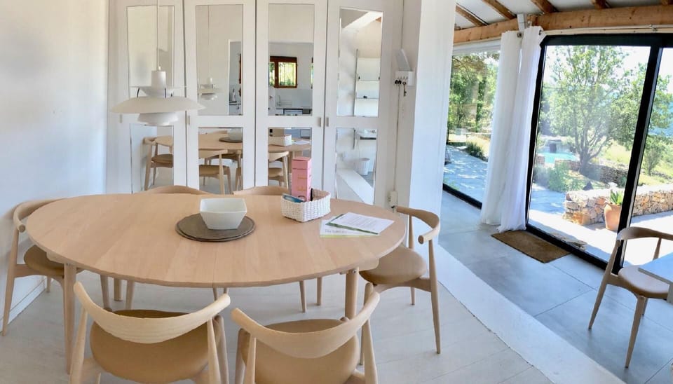 Dining area. Dinning aria for 8