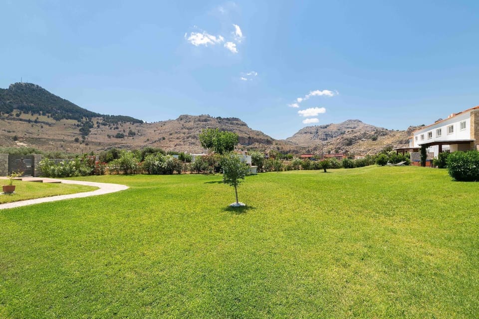 Area that directly surrounds the property. Big common area