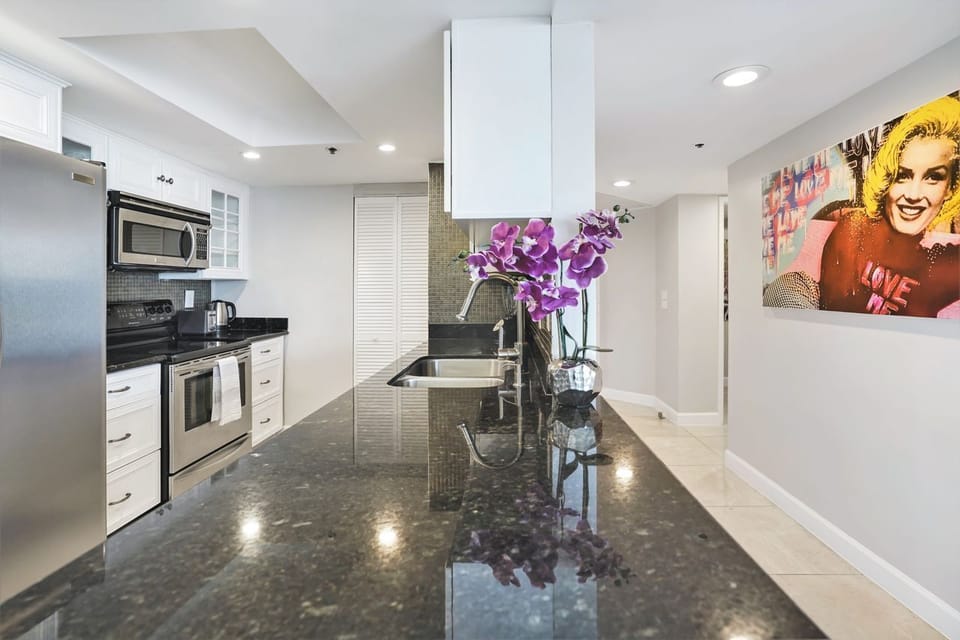 Fully equipped kitchen, washer/dryer , front entryway