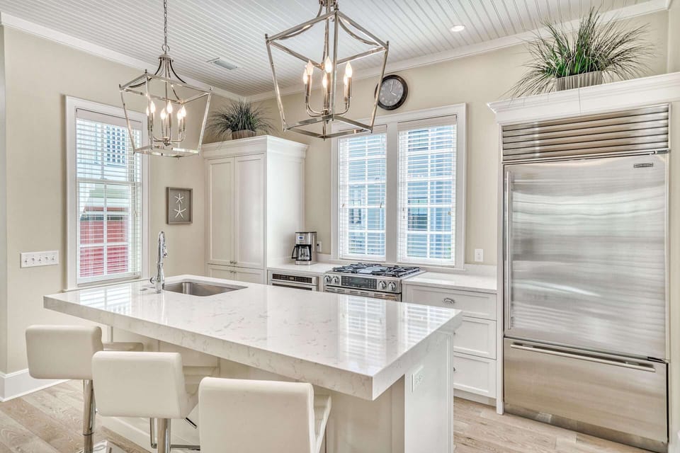 Full gourmet kitchen w breakfast bar seating