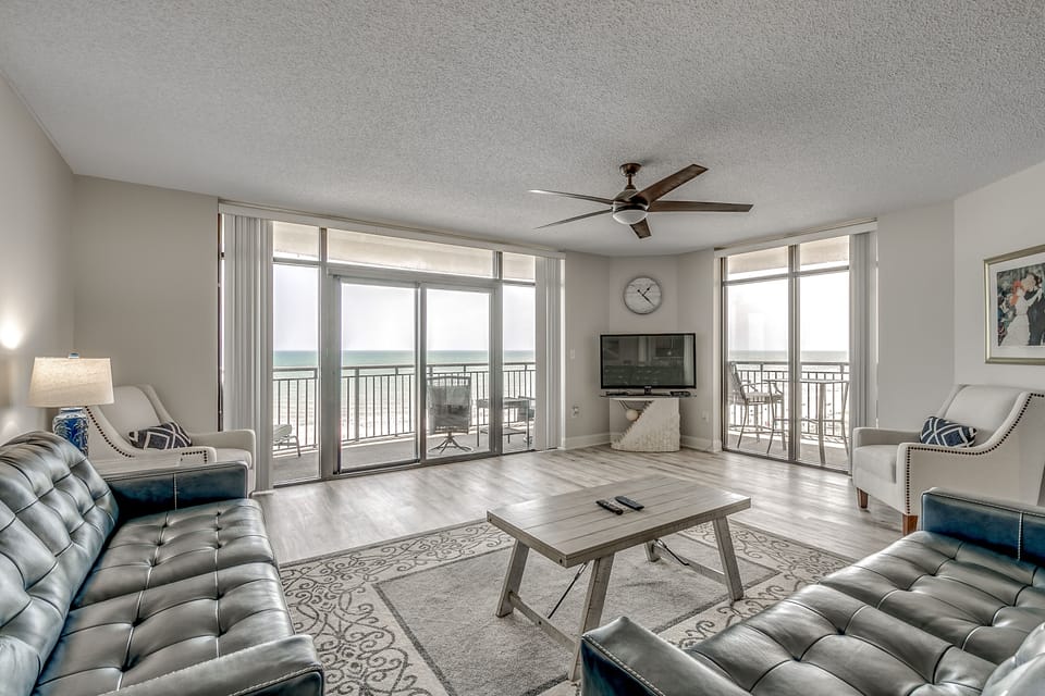 South Wind 907 large living room