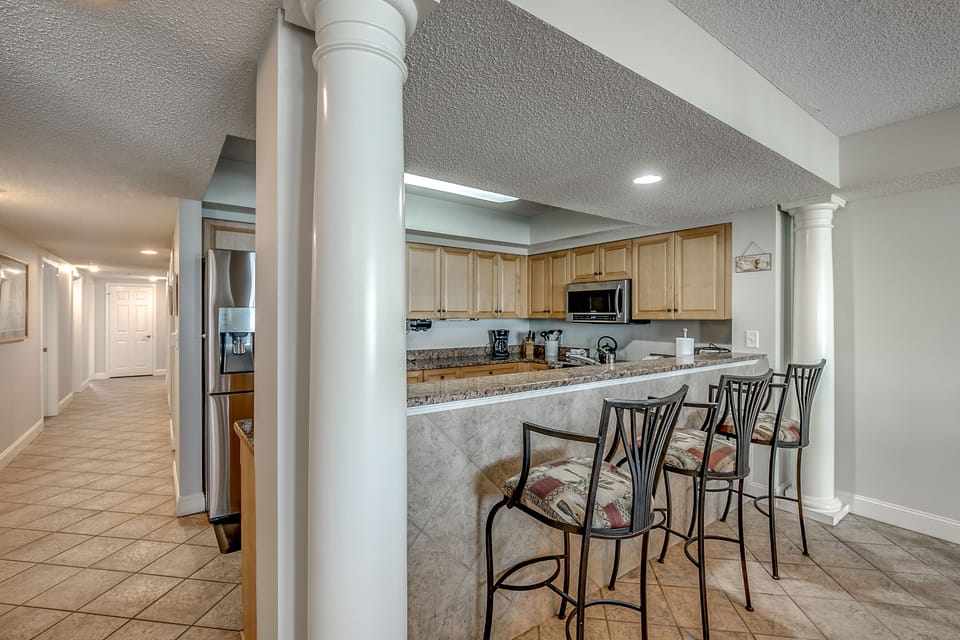 Eat-in kitchen bar seating
