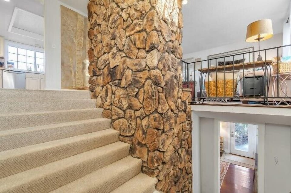 Entry Foyer & Stairs