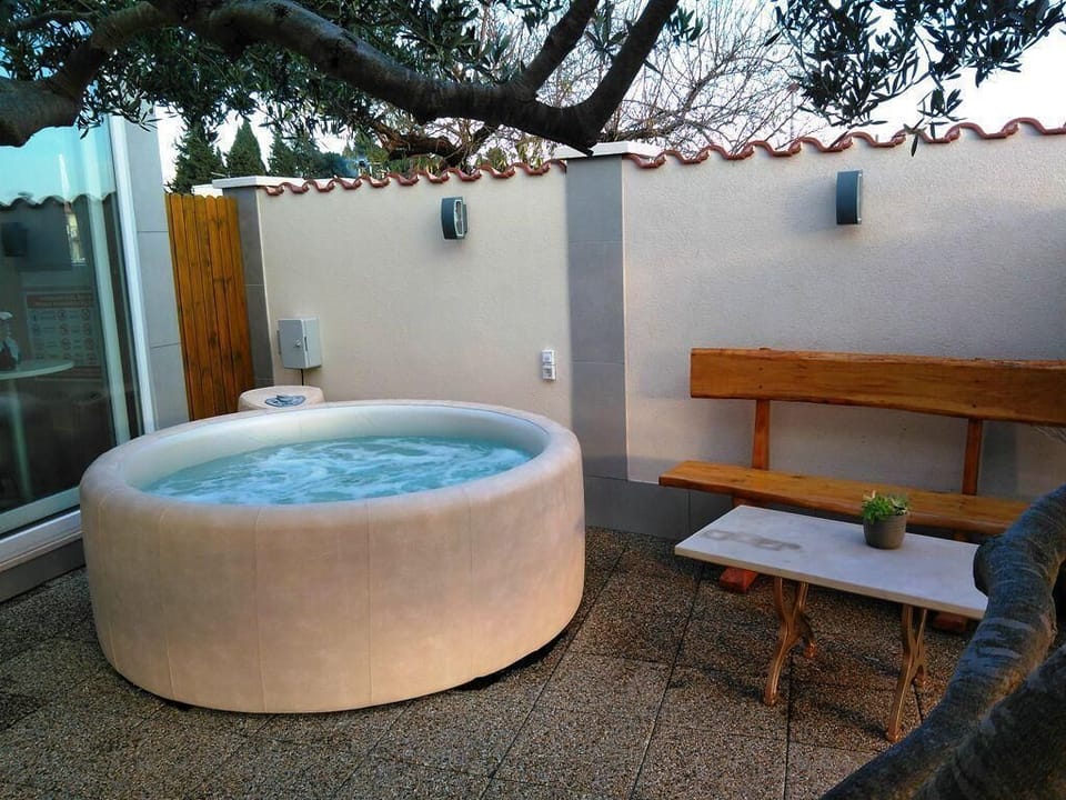 Outdoor spa tub