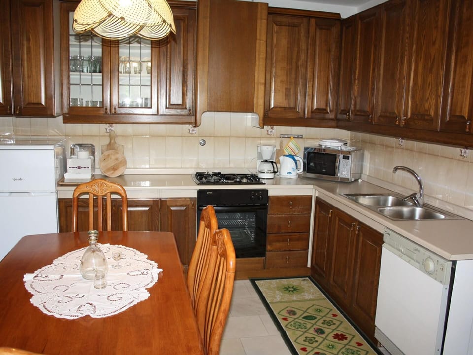 Kitchen area. Kitchen and dining area