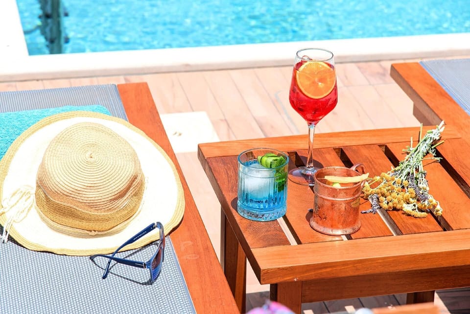 Pool. HotelPraxis Group