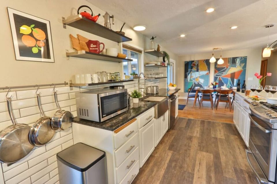 Gourmet kitchen