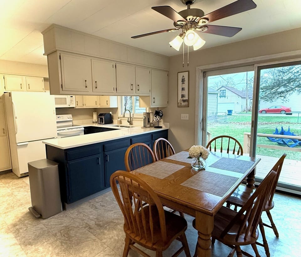 KITCHEN:  Modern full kitchen with all appliances, except for a dishwasher.
