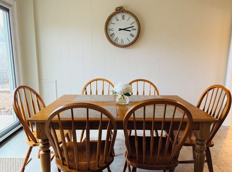 DINING AREA:  Convenient dining area next to the kitchen with seating for up to 6 adults.
