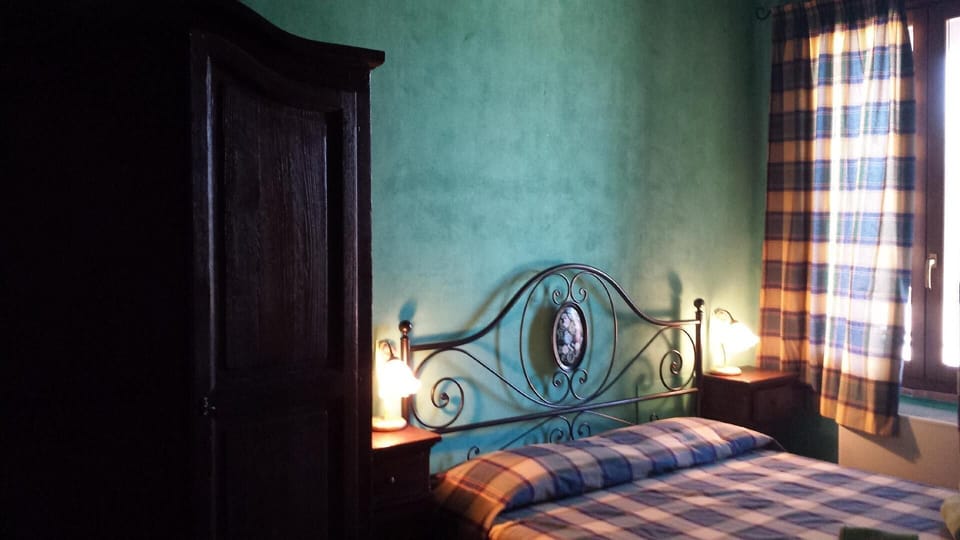 Sleeping area. Double bedroom, small