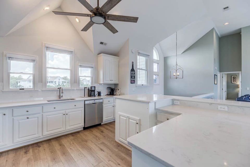 Top-Level Kitchen with Bar (seats 4)