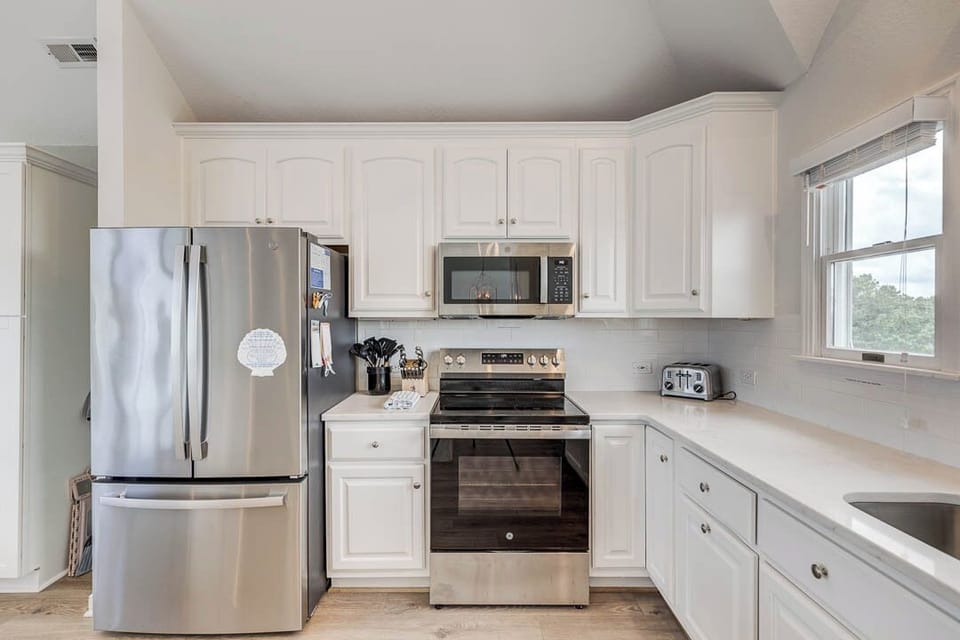 Top-Level Kitchen with Bar (seats 4)