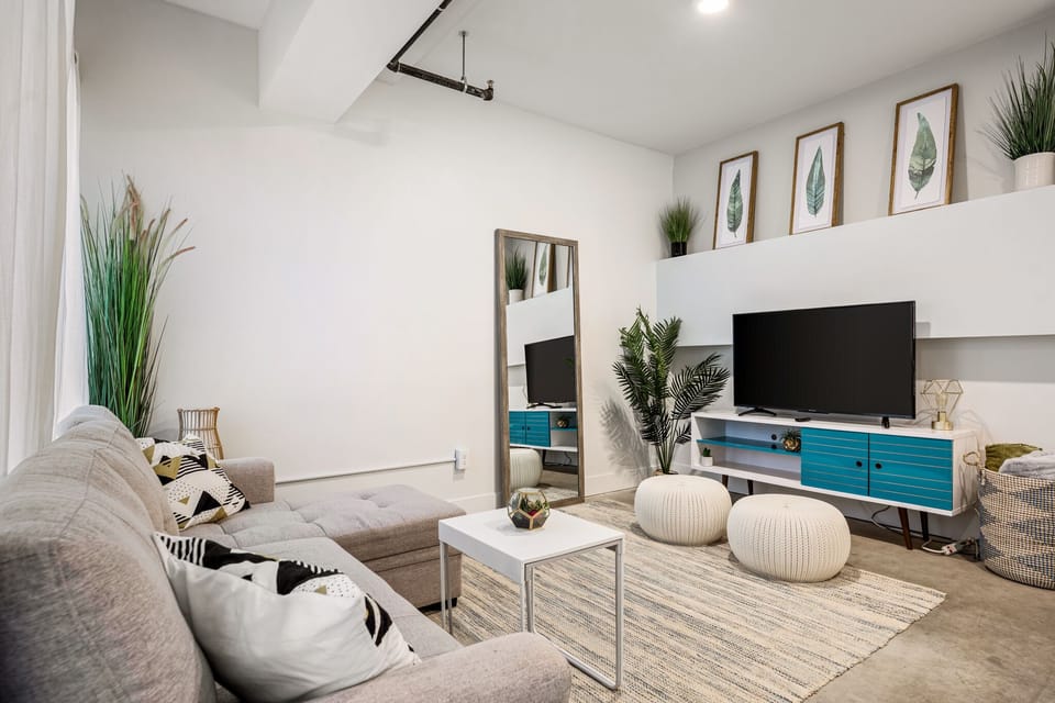 "The location is amazing! We had a great trip. The place is very clean, comfortable, and right downtown!"

-Kathryn, June 2022