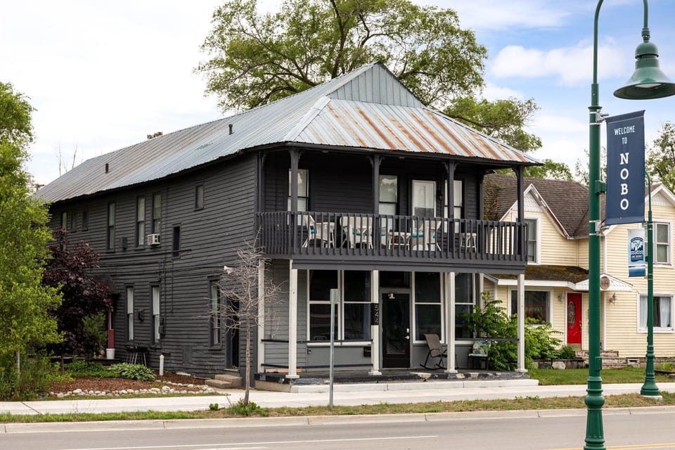 "The place is exactly as pictured; super cute and quaint in a great location in relation to downtown. "
-Lacey, December 2022