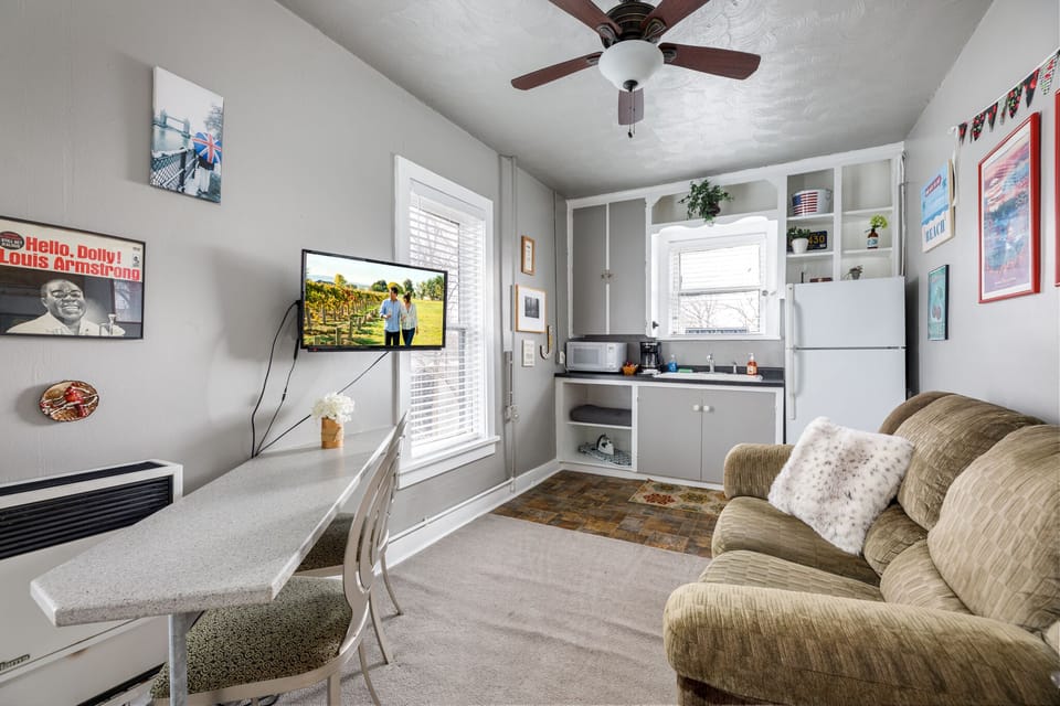 "This is the perfect space for anyone who wants a home base to explore Traverse City and the surrounding area. Very clean and comfortable, and the location can't be beat"
-Kathleen, July 2022