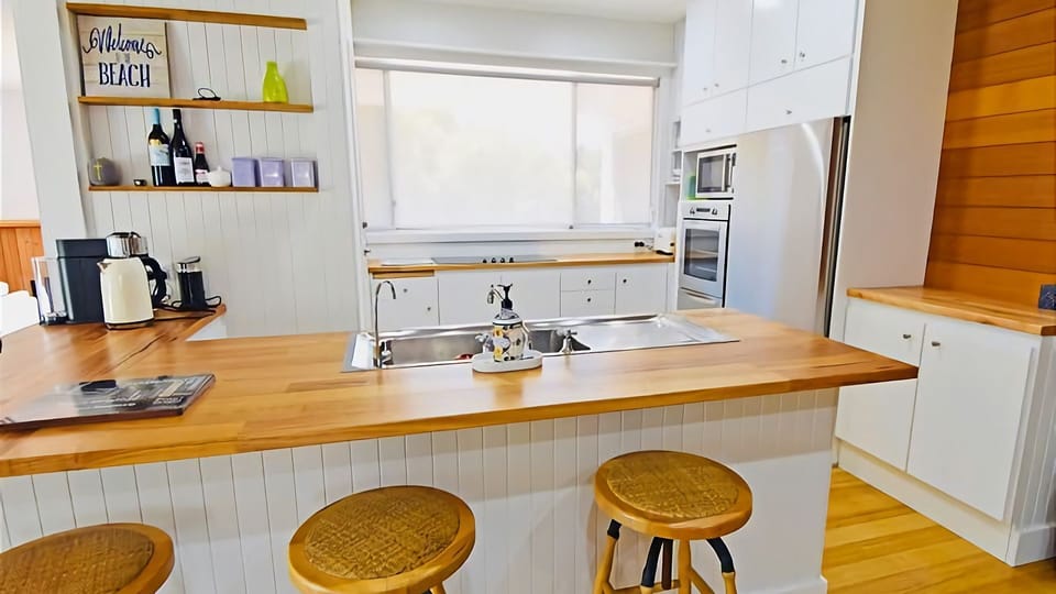 Fully equipped kitchen with breakfast bar.