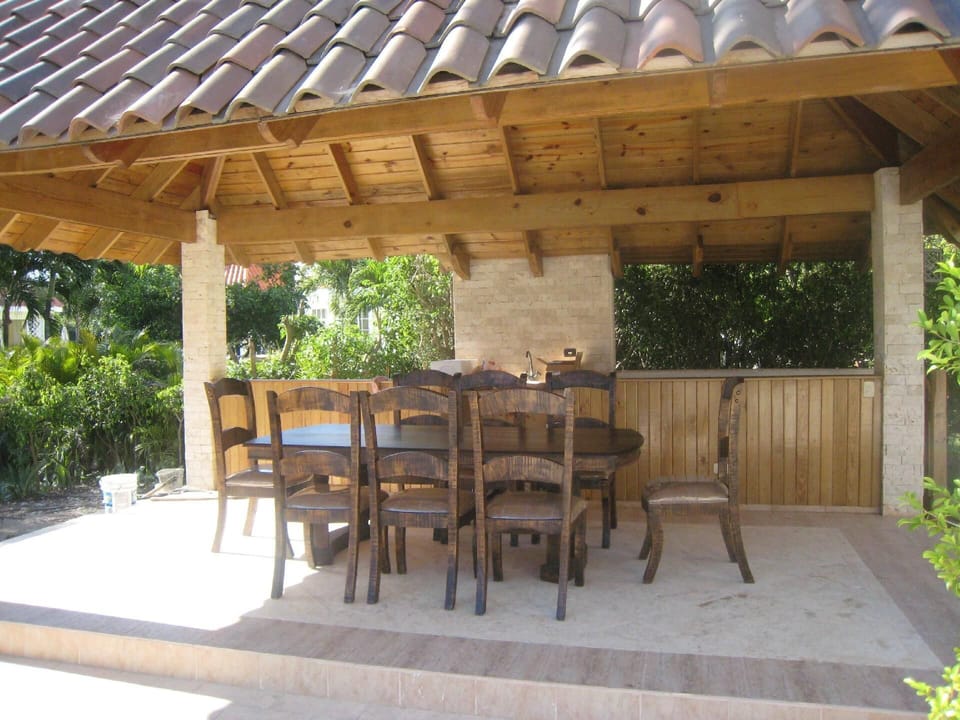 Pool. barbeque area