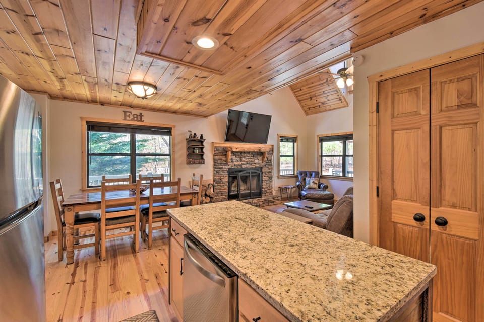 Kitchen | Trash Bags & Paper Towels Provided