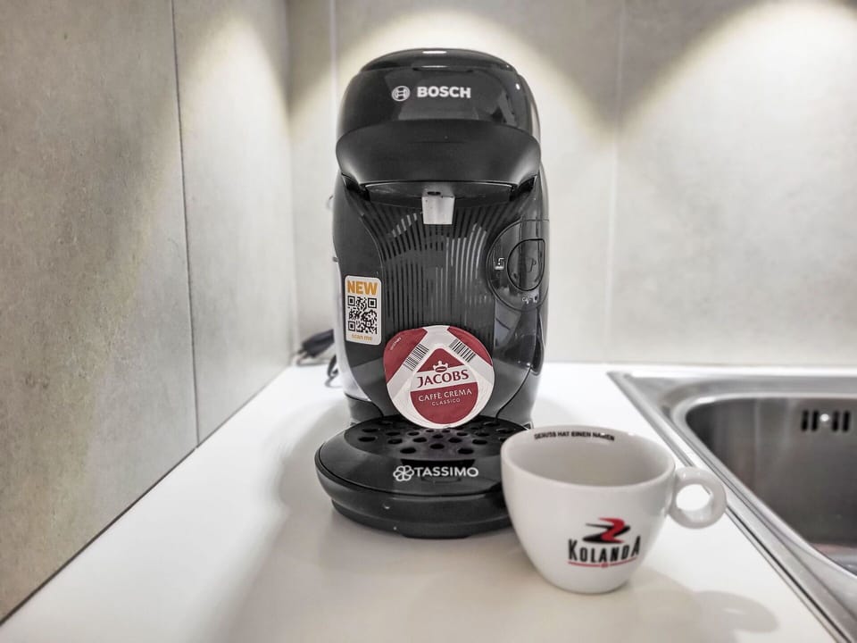 Small Appliance, Kitchen Appliance, Coffeemaker, Machine, Logo, Home Appliance, Advertising, Drip Coffee Maker