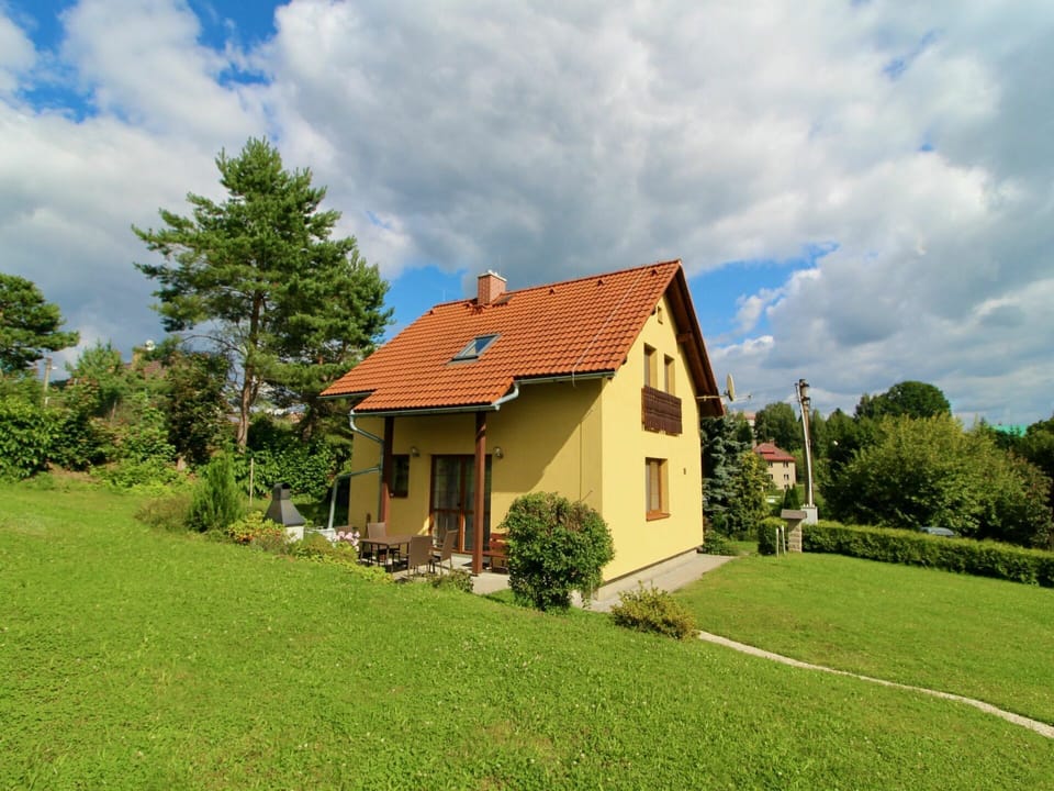 Cloud, Plant, Sky, Building, Window, Tree, House, Land Lot, Natural Landscape, Residential Area