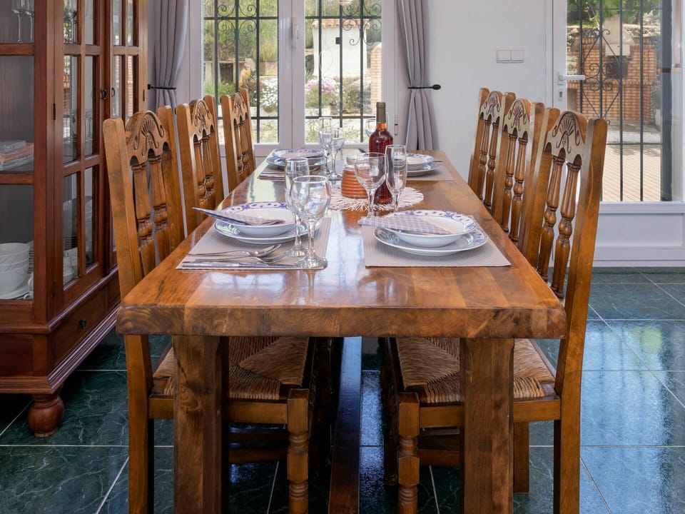 Table, Tableware, Furniture, Property, Chair, Tablecloth, Kitchen & Dining Room Table, Plate, Wood, Dishware