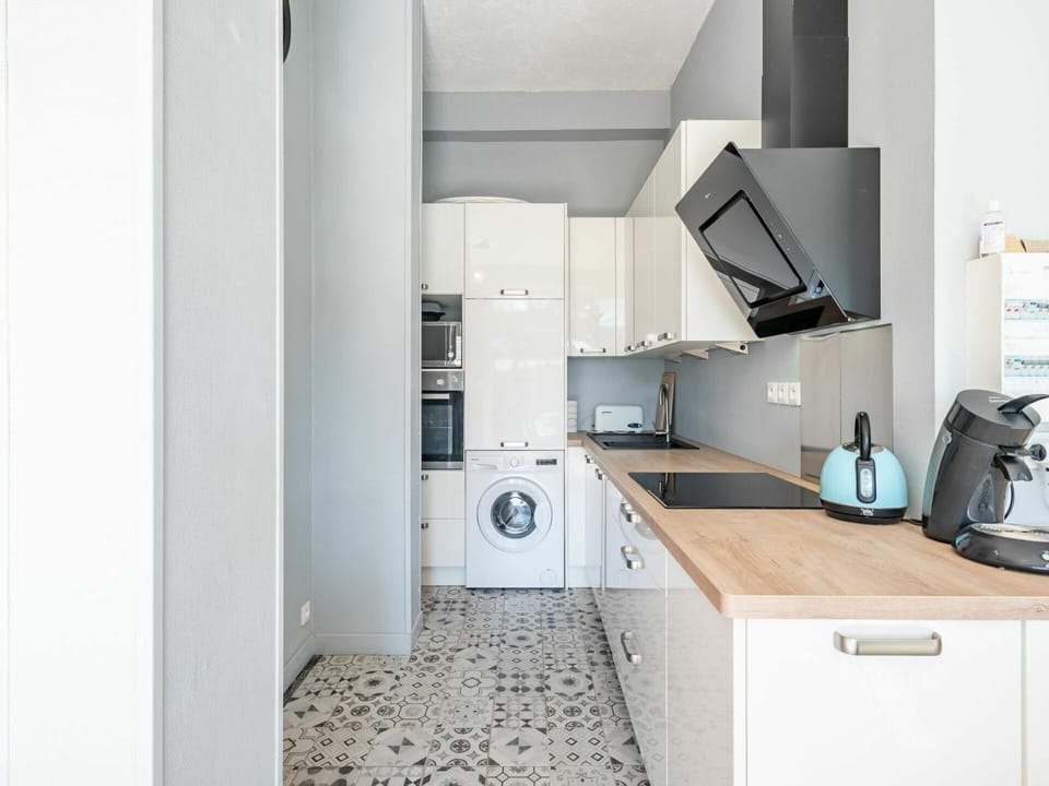 Cabinetry, Countertop, Kitchen Sink, Tap, Kitchen Stove, Sink, Kitchen Appliance, Building, Drawer, Home Appliance