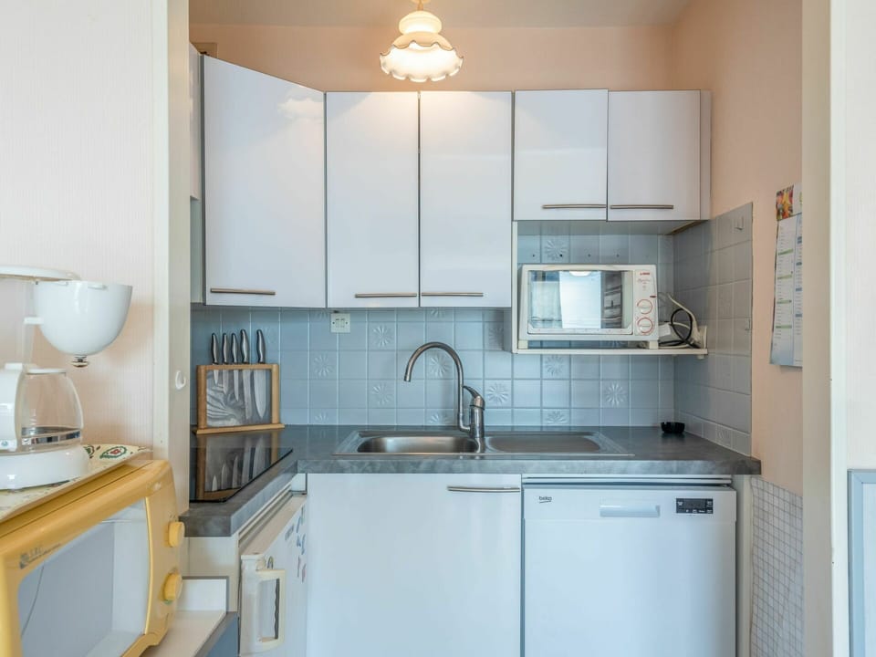 Cabinetry, Countertop, Kitchen Sink, Property, Sink, Tap, Furniture, White, Kitchen Stove, Kitchen