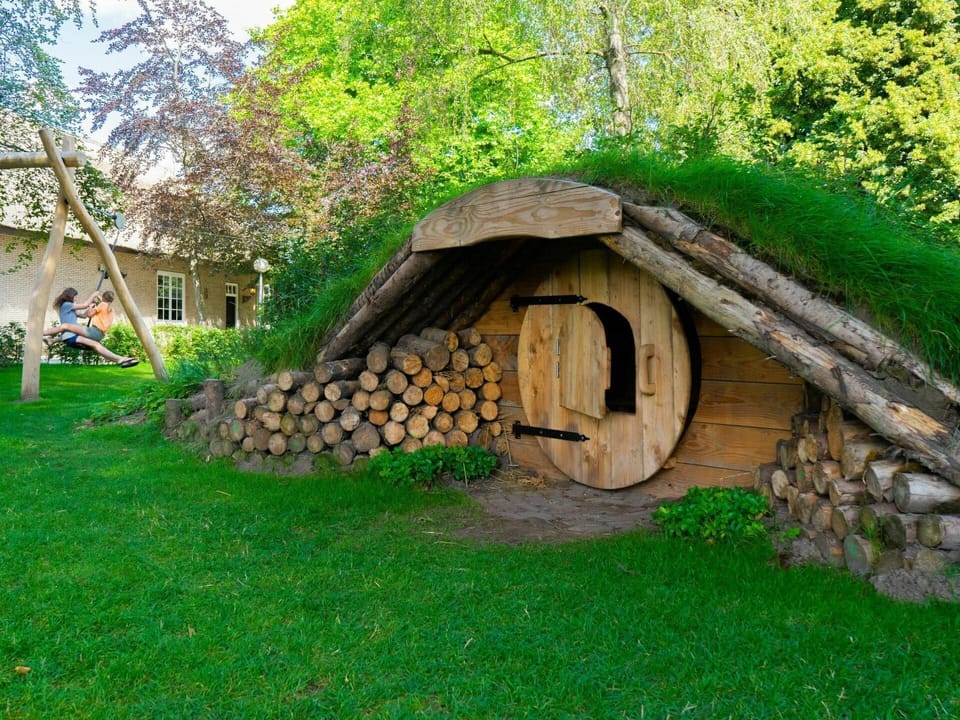 Plant, Thatching, Tree, Wood, Building, Land Lot, Natural Landscape, House, Biome, Trunk