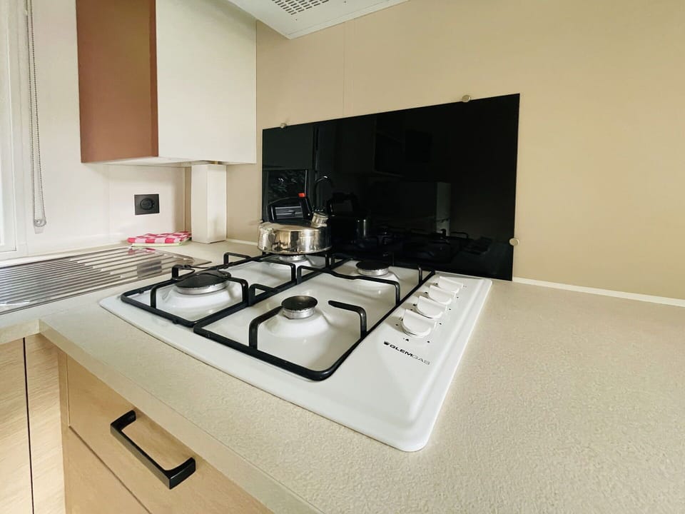 Kitchen Appliance, Kitchen, Major Appliance, Kitchen Stove, Stove, Home Appliance, Countertop, Gas Stove, Cooktop, Flooring