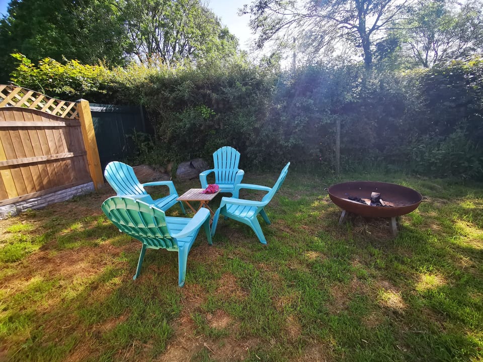 Back garden Nain hut 