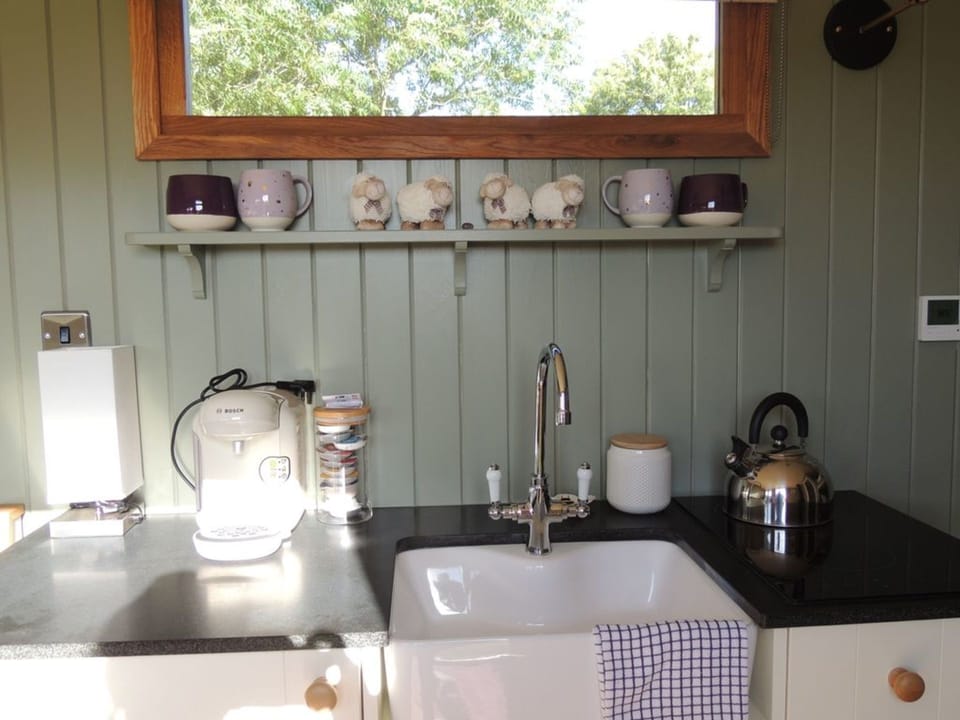Nain hut kitchenette 