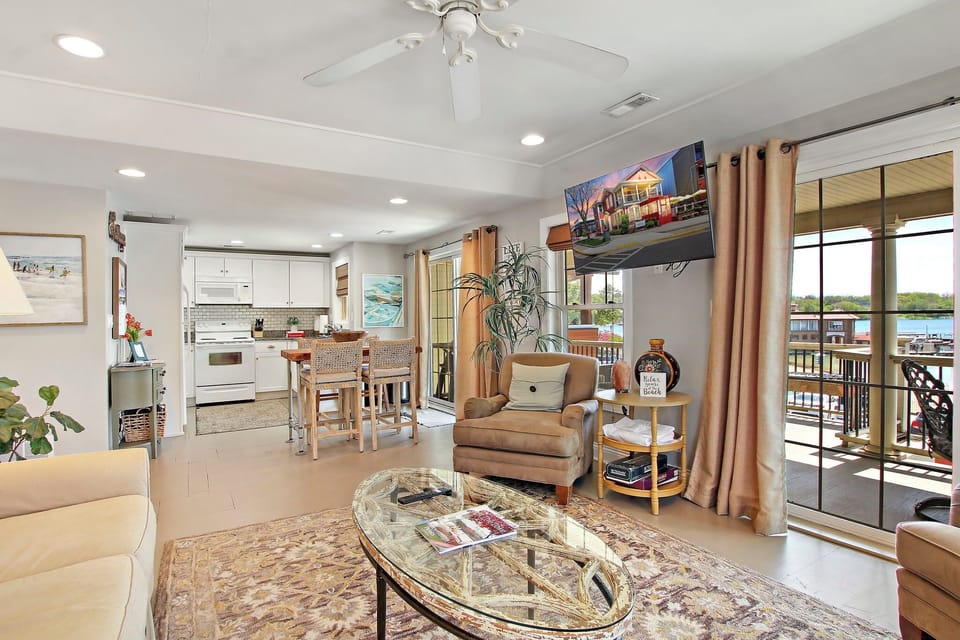 Dining/living Room looking into the kitchen