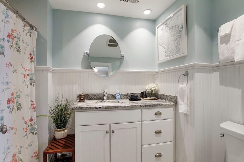 Tub/Shower Combo, shared to both bedrooms