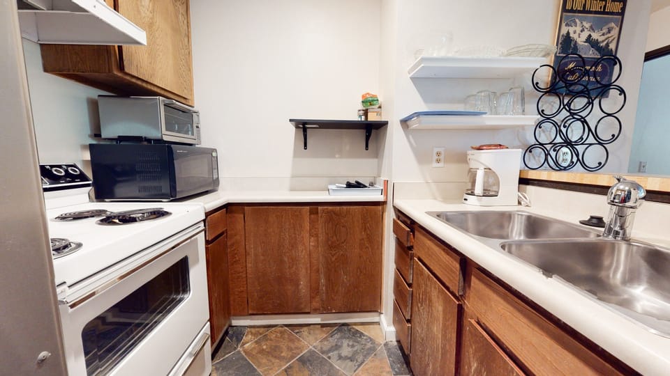 Room, Indoors, Oven, Flooring, Kitchen